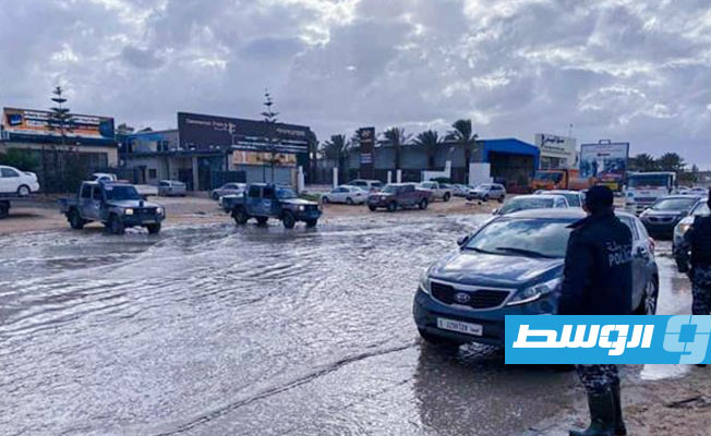 دوريات أمنية لمساعدة عالقي الأمطار في طرابلس (صور)