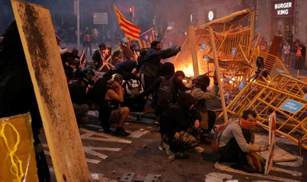 الانفصاليون والوحدويون في كتالونيا يدعون إلى التظاهر في برشلونة