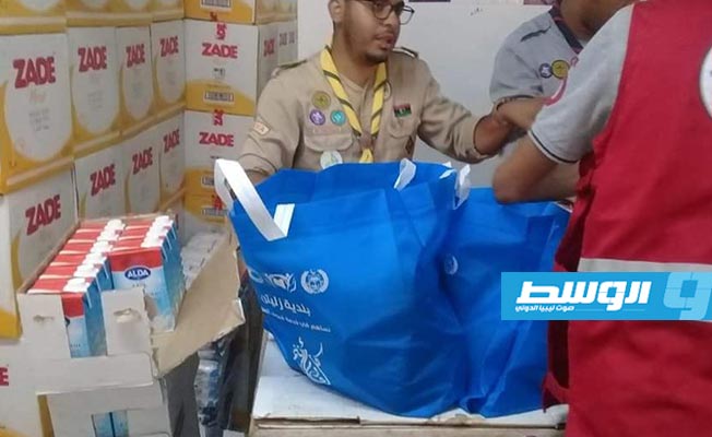 توزيع مساعدات على النازحين من طرابلس في زليتن
