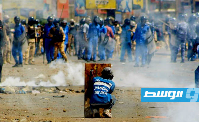 إطلاق الغاز المسيل للدموع على المتظاهرين في الخرطوم بعد يوم دامٍ