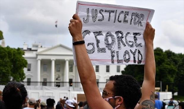 «فرانس برس»: تفريق متظاهرين أمام البيت الأبيض بقنابل الغاز المسيل للدموع