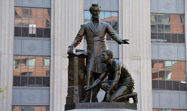بوسطن تزيل تمثالا يظهر أبراهام لينكولن واقفا بجانب عبد راكع