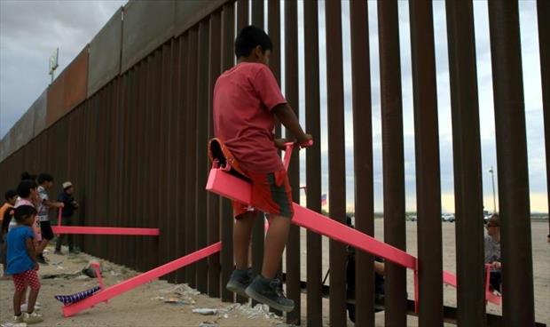 الأراجيح تهزم حاجز ترامب وتقرب الأطفال على الحدود الأميركية المكسيكية (فيديو)