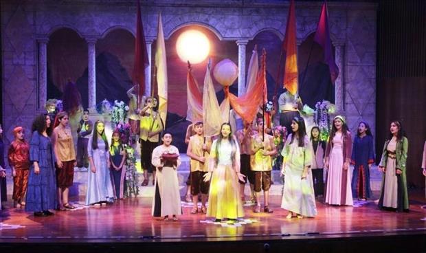 شباب يؤدون مسرحية «الفوانيس» الغنائية في القدس