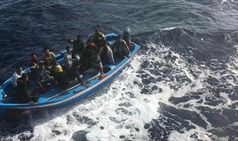 إنقاذ 200 مهاجر غير شرعي على متن مركبين خشبيين