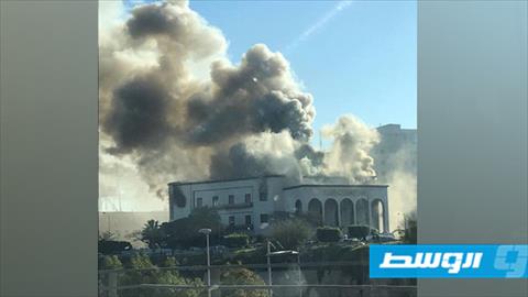 مصدر: تفجير انتحاري استهدف خارجية الوفاق.. والمبنى الرخامي يحترق