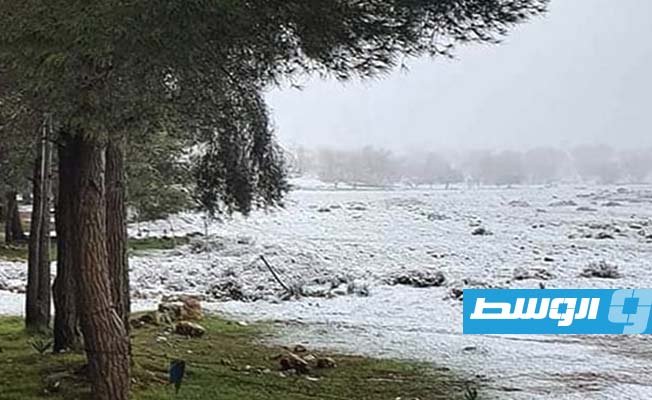 مدن الجبل الأخضر تتوشح بالثلوج وأمطار غزيرة على بنغازي والمرج