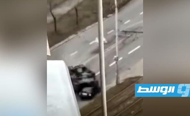 فيديو صادم.. دبابة روسية تدهس سيارة مدنية في أوكرانيا