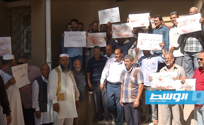 «معلمي سبها» تنضم إلى اعتصام النقابة العامة المطالب بزيادة المرتبات