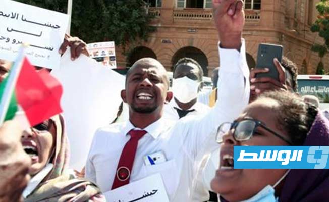 أطباء سودانيون يتظاهرون احتجاجا على استهداف الكوادر والمستشفيات
