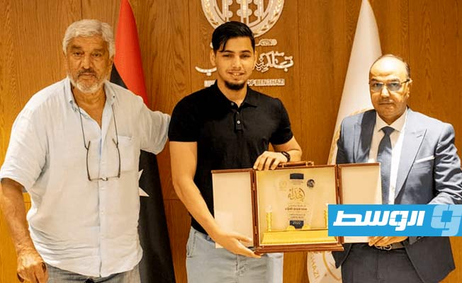 بالصور.. رئيس المجلس التسييري لبلدية بنغازي يكرم الملاكم الدولي سعد الفلاح