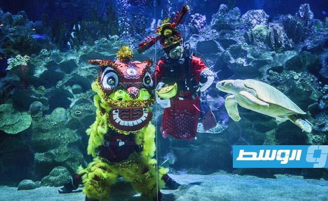 ماليزيون يؤدون رقصة الأسد تحت الماء