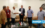 القطراني يشرف على تسليم حوافظ مرتبات «خدمات النظافة» في بنغازي لمدير الشركة