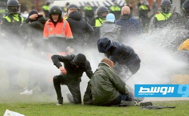 الشرطة الهولندية تستخدم خراطيم المياه لتفريق محتجين مناهضين للحكومة