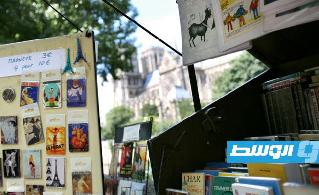 بائعو الكتب على أرصفة باريس مصممون على مواجهة الأزمة