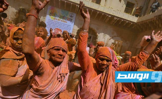 «مدينة الأرامل» الهندية تحتفل بمهرجان «هولي» للألوان