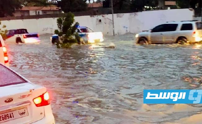 بالصور.. أمطار غزيرة في طرابلس تغلق عددا من الطرق