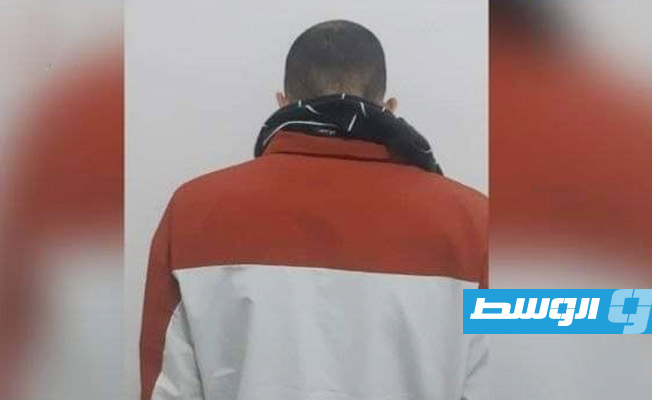 ضبط متهمين يمتهنان السرقة بقوة السلاح في بنغازي