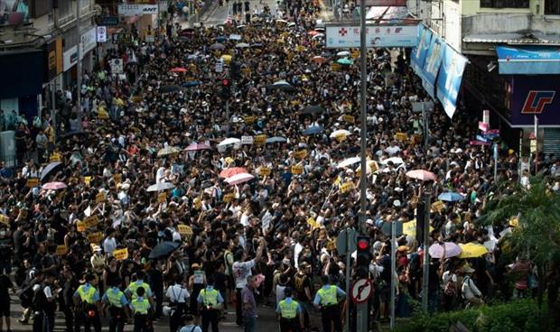 شرطة هونغ كونغ تتصدى لمحتجين ضد تجار صينيين في بلدة حدودية