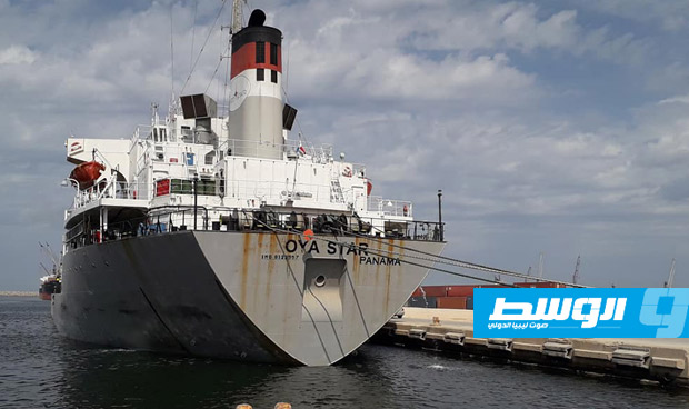 ميناء بنغازي البحري يستقبل حاويات أغذية ومواد بناء وسيارات