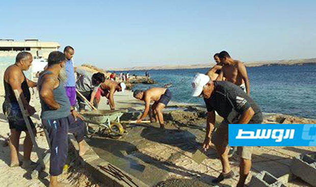حملة تطوعية لنظافة وترميم نادي الغوص البحري في طبرق