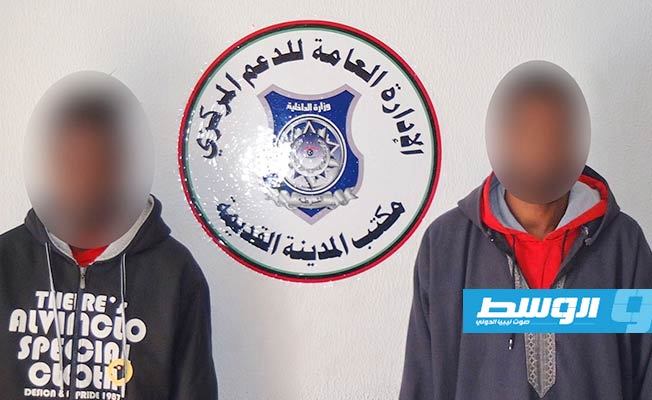 ضبط ليبيين اثنين متهمين ببيع دولارات مزيفة وفلسطيني بحوزته سلاح ناري في طرابلس