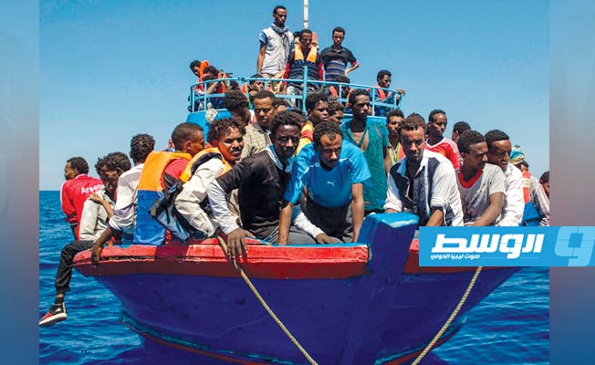 75 مهاجرًا عالقون قبالة السواحل التونسية في سفينة مصرية أنقذتهم بالمياه الدولية
