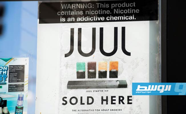 موظف يتهم «جول» ببيع سجائر إلكترونية منكهة غير صالحة
