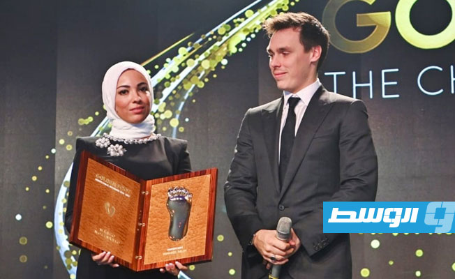 صلاح يترك شرف تسلُّم جائزة «القدم الذهبية» لزوجته كأول عربي وثالث أفريقي ينالها