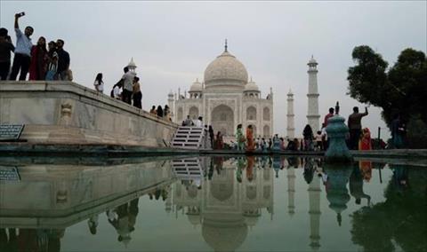السياح يتوافدون إلى «تاج محل» رغم تلوث يخنق العاصمة الهندية