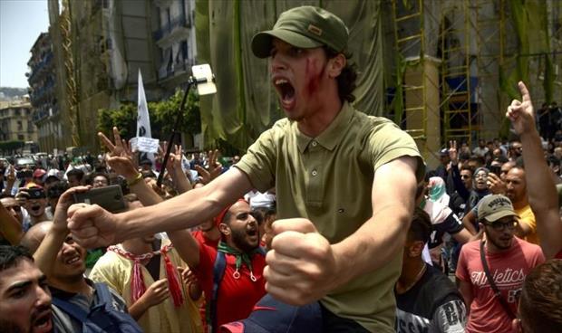 طلاب جزائريون يتظاهرون ضد منع الراية الأمازيغية