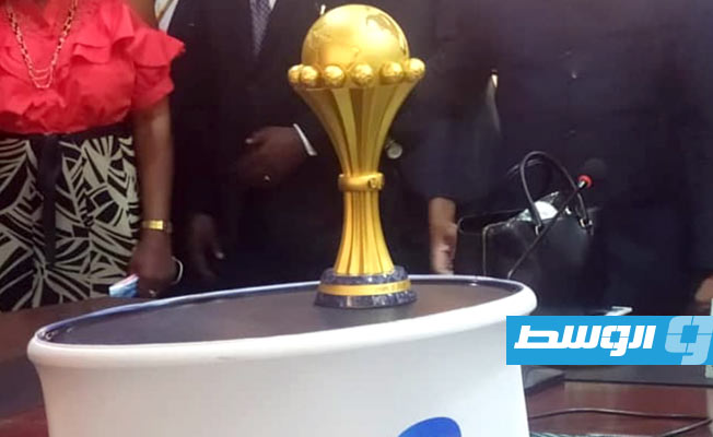 بالصور.. كأس بطولة أمم أفريقيا تصل الكاميرون