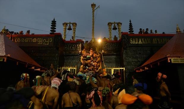 متديّنون هندوس يمنعون نساء من دخول معبد ساباريمالا