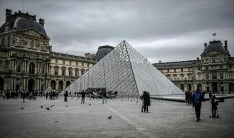 كورونا يغلق متحف اللوفر في باريس