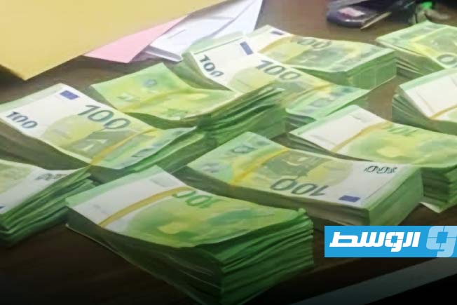 «الجمارك» تحبط تهريب نحو 124 ألف يورو عبر مطار معيتيقة