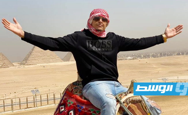 بالصور: الزناد يتغزل في مصر.. ويقدم عرضًا جريئًا أمام الأهرامات
