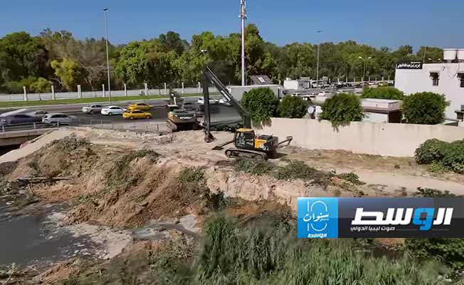 استعدادًا للشتاء.. استمرار أعمال تنظيف مسار وادي المجينين