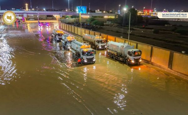 فرق الطوارئ تشفط مياه الأمطار في بنغازي ومصراتة