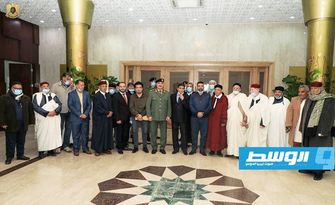 حفتر يلتقي وفدا من مشايخ وأعيان ورفلة