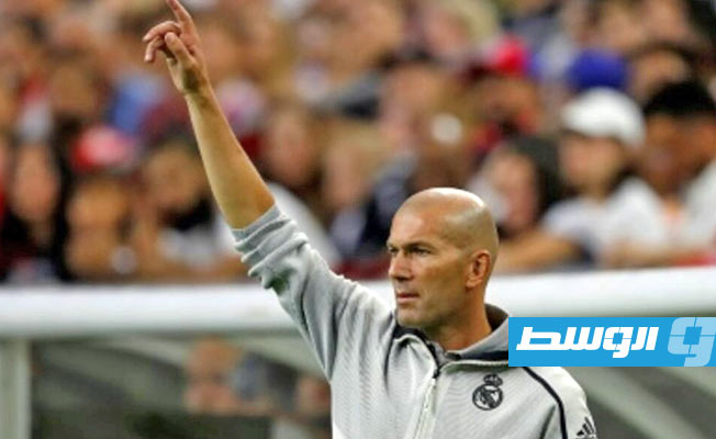 الرئيس الفرنسي يأمل عودة زين الدين زيدان للتدريب في بلاده