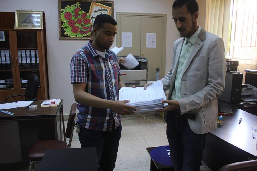 بدء توزيع المذكرات المنهجية للصفوف الابتدائية في بنغازي