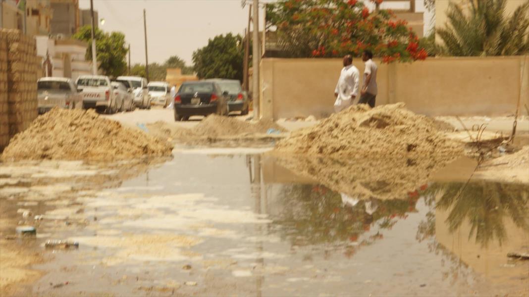 أهالي حي الزهور بجالو يشكون تسرب المياه السوداء