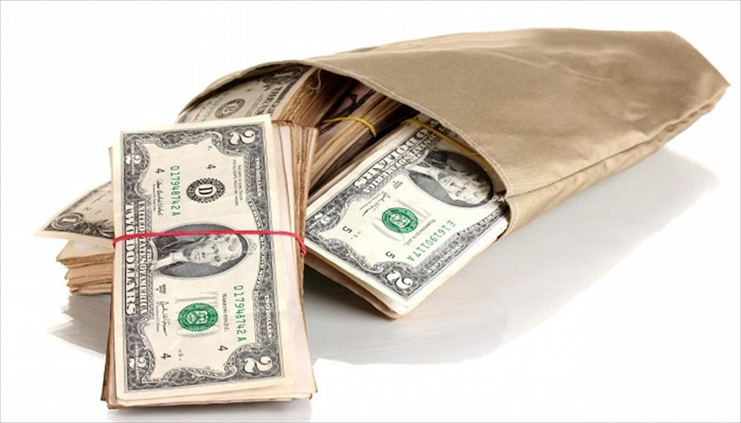 الدولار يتراجع والأنظار على توقعات رفع الفائدة