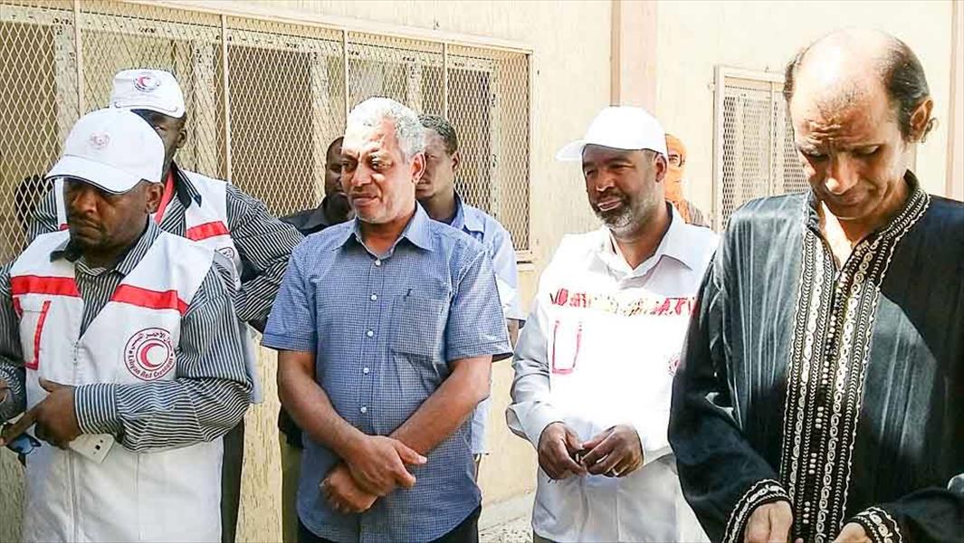 عميد سبها يتفقد الأسر النازحة في المدينة