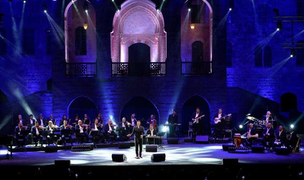 بالصور: كاظم الساهر يفاجئ الجمهور بأغنية جديدة في «بيت الدين»