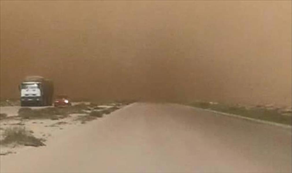 بالصور: عاصفة رملية تضرب المقرون وسلوق وأمطار ببنغازي