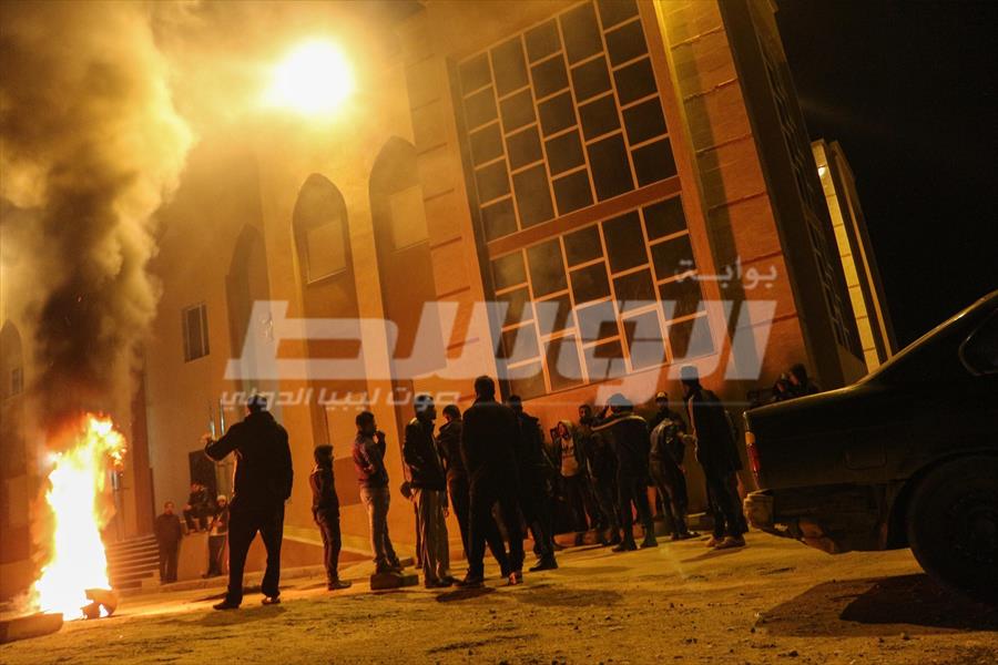(بالفيديو): الأوضاع المعيشية تشعل فتيل الاحتجاج بشحات والأزمة تنذر بعواقب وخيمة