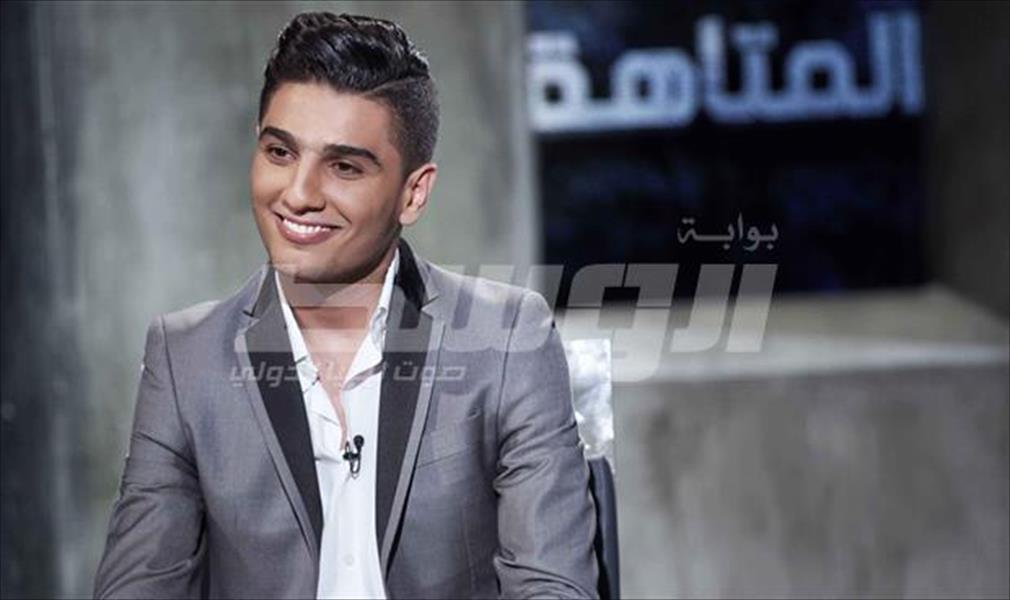 عساف يكشف سر الصورة التي جمعته بعارضة إسرائيلية