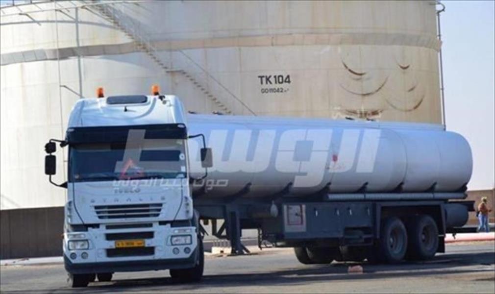 القوة الثامنة تغلق مستودع سبها النفطي احتجاجًا على تأخر صرف رواتبها