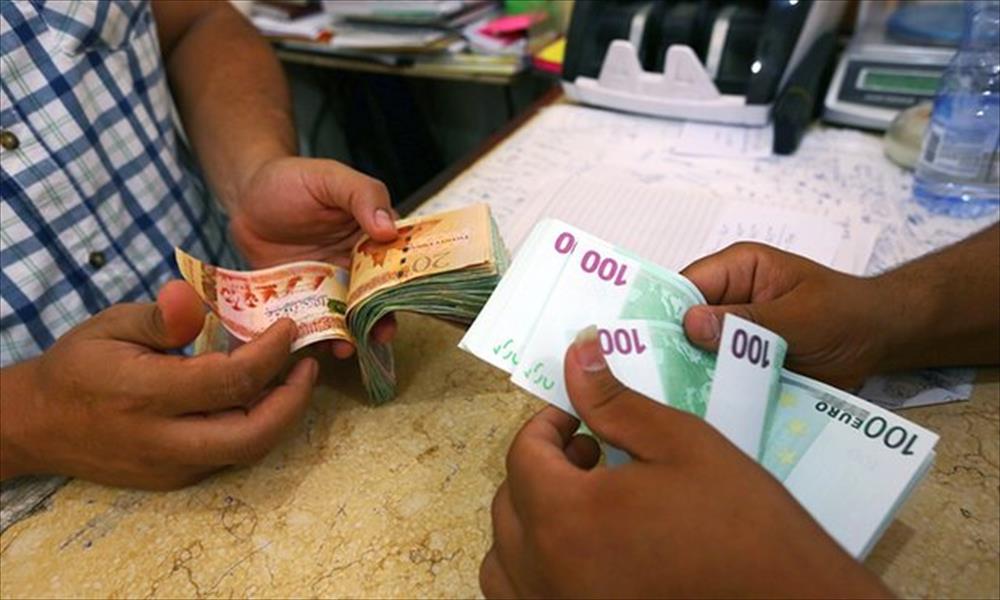«ذا غارديان»: طرح عملات ليبية متضاربة يفاقم أزمة السيولة